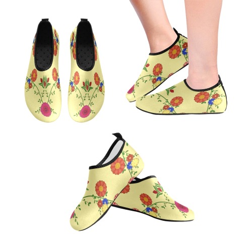 Flowers on the Vine / Yellow Men's Slip-On Water Shoes (Model 056)